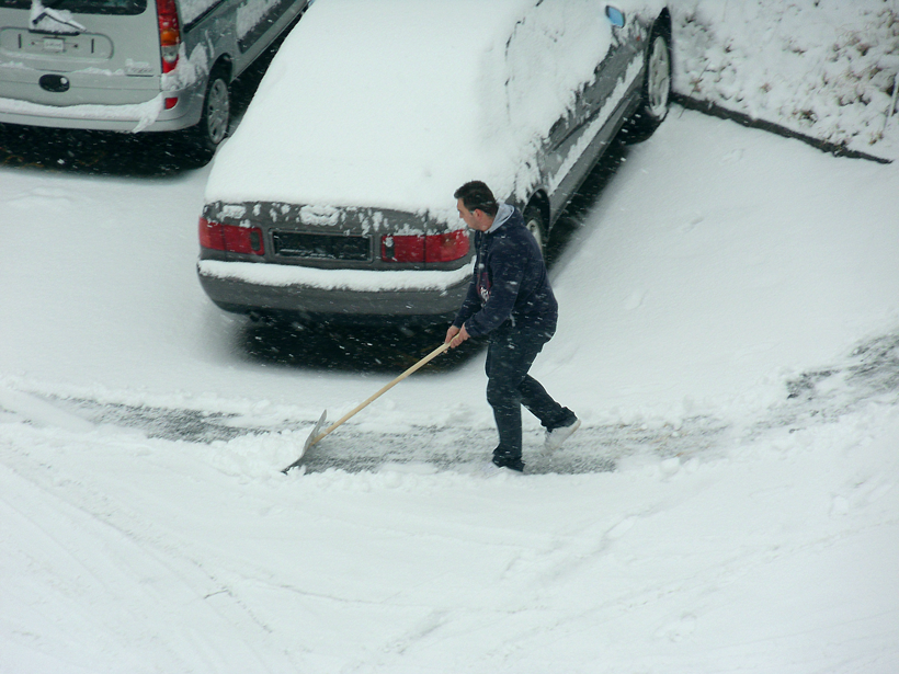 Schneeschaufeln